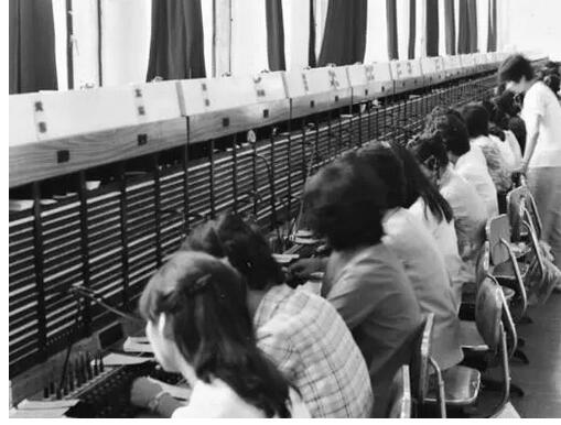 初期的人工電話交換機話務(wù)員